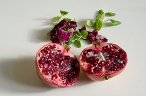 健康有机红色无籽石榴摄影图片